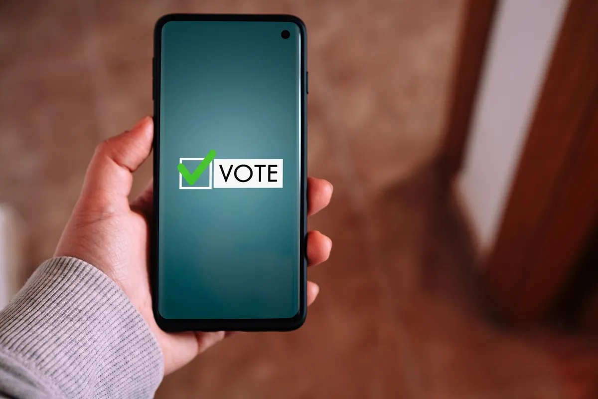 Électeur votant sur son smartphone, bulletin coché à l'écran